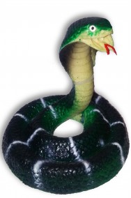 Serpente cobra in posizione di attacco in gomma verde