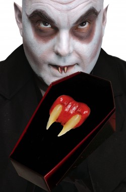 Denti canini da vampiro centrali ravvicinati Nosferatu, Fester