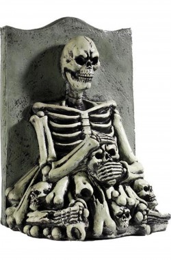 Lapide con scheletro, teschi e ossa in lattice