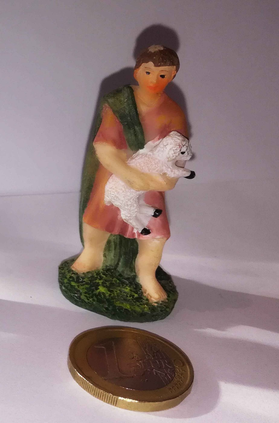 Figurina Presepe in plastica (cm 5,5) pastore con pecora in braccio