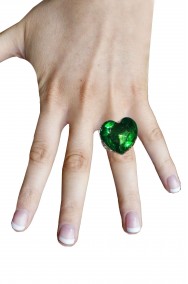 Anello a forma quadrata con grande pietra a cuore verde