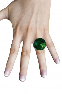 Anello a forma di cerchio con grande pietra verde