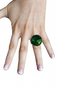 Anello a forma di cerchio con grande pietra verde