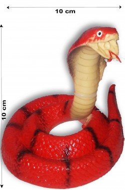 Serpente cobra in posizione di attacco in gomma rosso