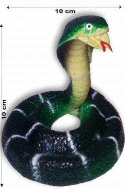 Serpente cobra in posizione di attacco in gomma verde