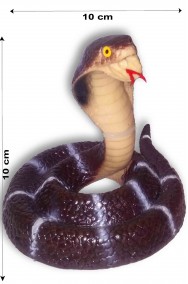 Serpente cobra in posizione di attacco in gomma marrone