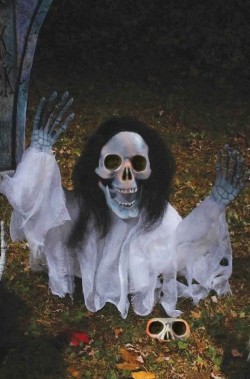 decorazioni Halloween da giardino scheletri che escono dal terreno