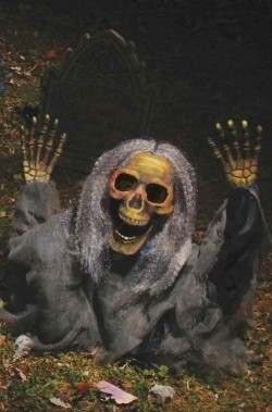 decorazioni per Halloween in giardino scheletri che escono da terra