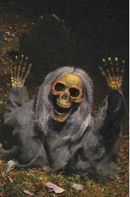 decorazioni per Halloween in giardino scheletri che escono da terra