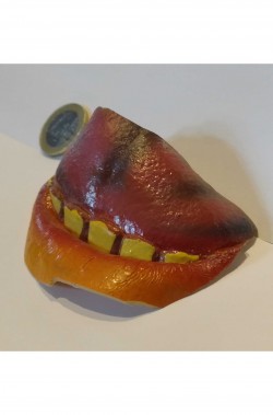 Trucco halloween bocca finta sorridente con lingua di lattice