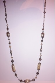 Collana a filo metallico con perle finte ovoidali stile rinascimentale