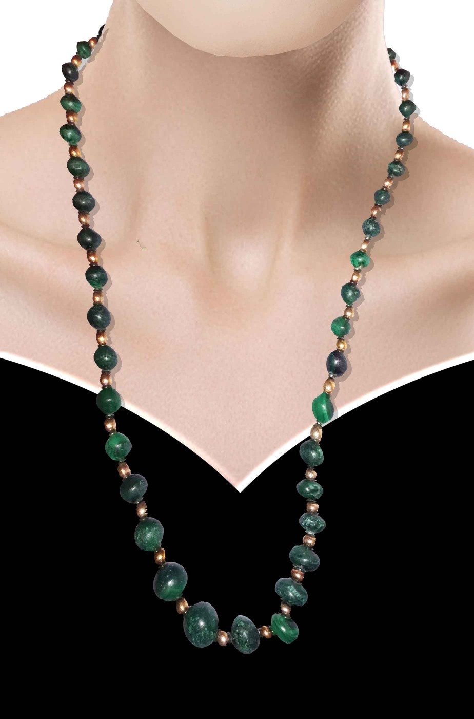 Collana di pietre finte verdi con perle color oro