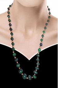 Collana di pietre finte verdi con perle color oro