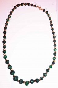Collana verde con pietre finte e perle color oro
