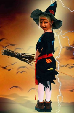 Costume Halloween economico da strega bambina Sabrina nero e patchwork