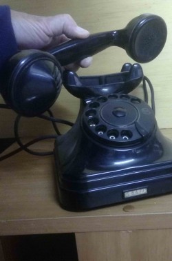 Telefono nero a disco di bachelite d'epoca originale