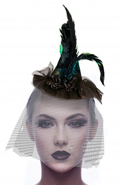 Cappellino strega con piume e veletta