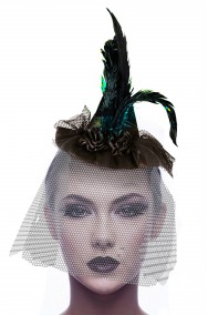 Cappellino strega con piume e veletta