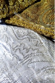 particolare del tessuto del vestito di Re Luigi XVI