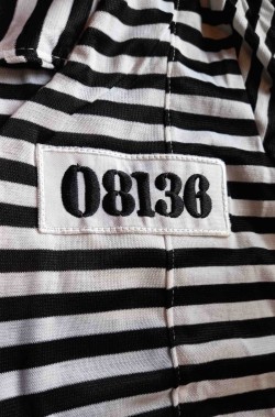 Costume da detenuta sexy corta con numero in rilievo