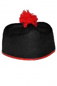 Cappello da cardinale con pom pom rosso