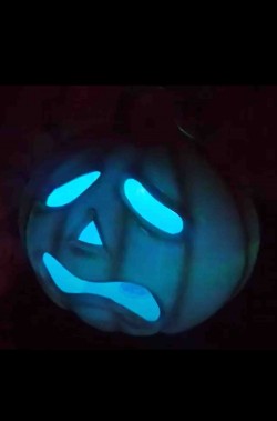 Decorazione di halloween con luci che cambiano colore testa di spettro