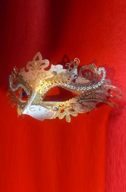 maschera di carnevale damascata  con pietre preziose finte