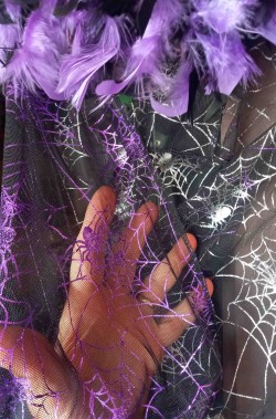Costume Halloween donna elegante strega viola dettaglio