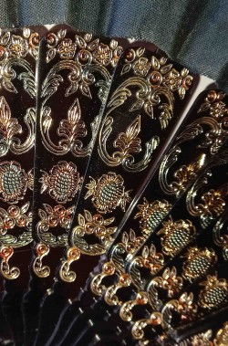 Particolare della decorazione del ventaglio nero