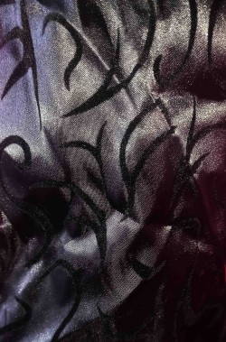 Foto del particolare del damasco del vestito di halloween da strega bambina rosa lungo