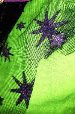 Dettaglio del vestito di Halloween da bambina di panno