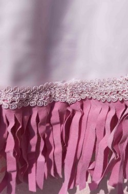 Vestito rosa pastello con frange: dettaglio