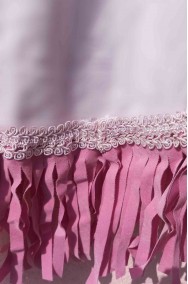 Vestito rosa pastello con frange: dettaglio