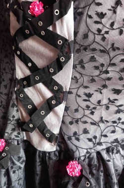 Dettaglio del vestito di Halloween da fata nera gotica