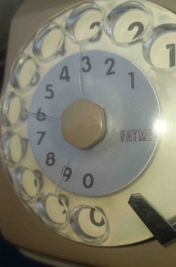 Ruota del telefono grigio a disco
