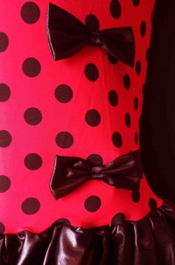 Dettaglio del vestito rosso e nero da donna corto