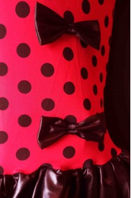 Dettaglio del vestito rosso e nero da donna corto