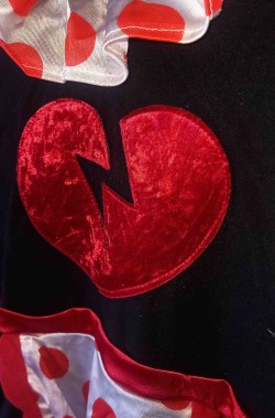 Vista di dettaglio del tessuto del costume halloween da bambola assassina nero e rosso