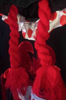 Vista di dettaglio delle trecce del costume halloween da bambola