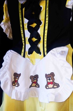 Vista di dettaglio del costume di carnevale donna Riccioli D'Oro fiaba dei tre orsi