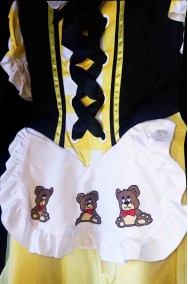 Vista di dettaglio del costume di carnevale donna Riccioli D'Oro fiaba dei tre orsi