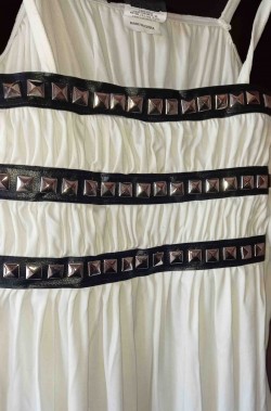 Dettaglio del vestito di Halloween da donna bianco con borchie