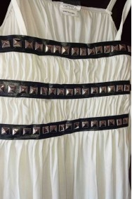 Dettaglio del vestito di Halloween da donna bianco con borchie