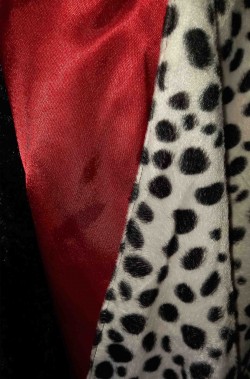 Dettaglio del cappotto dalmata del costume di Crudelia