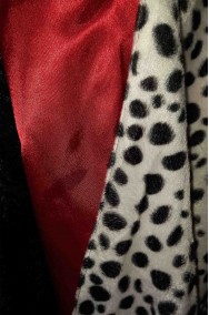 Dettaglio del cappotto dalmata del costume di Crudelia