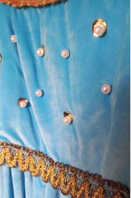 Vista di dettaglio della parte alta del costume medievale da donna azzurro