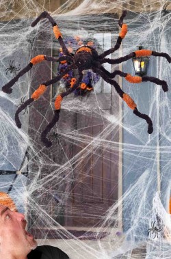 Decorazione Halloween ragno gigante peloso nero e arancione