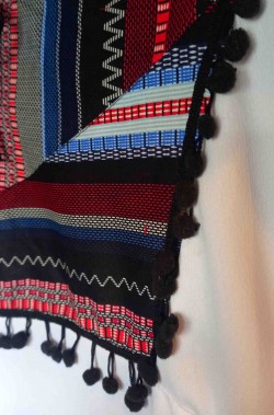 Dettaglio pettorina del costume da eschimese donna