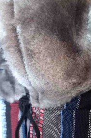 Dettaglio della pelliccia sintetica grigia del costume eschimese donna