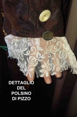 Foto di dettaglio del polsino di pizzo del costume del Cappellaio Matto